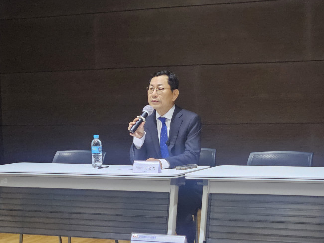 ▲제9대 한국프랜차이즈산업협회 협회장으로 당선된 나명석 웰빙푸드 회장이 17일 당선 확정 후 첫 기자간담회를 열고 질의응답에 답하고 있다. (사진=정영인 기자 oin@)