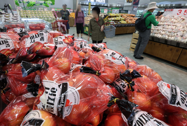▲16일 서울의 한 대형마트에서 시민들이 과일을 고르고 있다.  (연합뉴스)