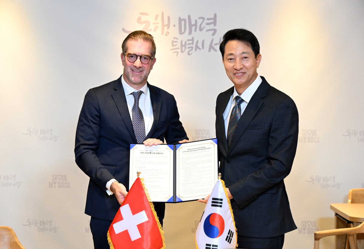 ▲오세훈 서울시장(우)이 17일 콘라딘 크라머 스위스 바젤슈타트 주지사(왼쪽)와 건축문화 분야 상호 협력을 위한 업무협약식에서 기념사진을 촬영하고 있다. (사진제공=서울시)