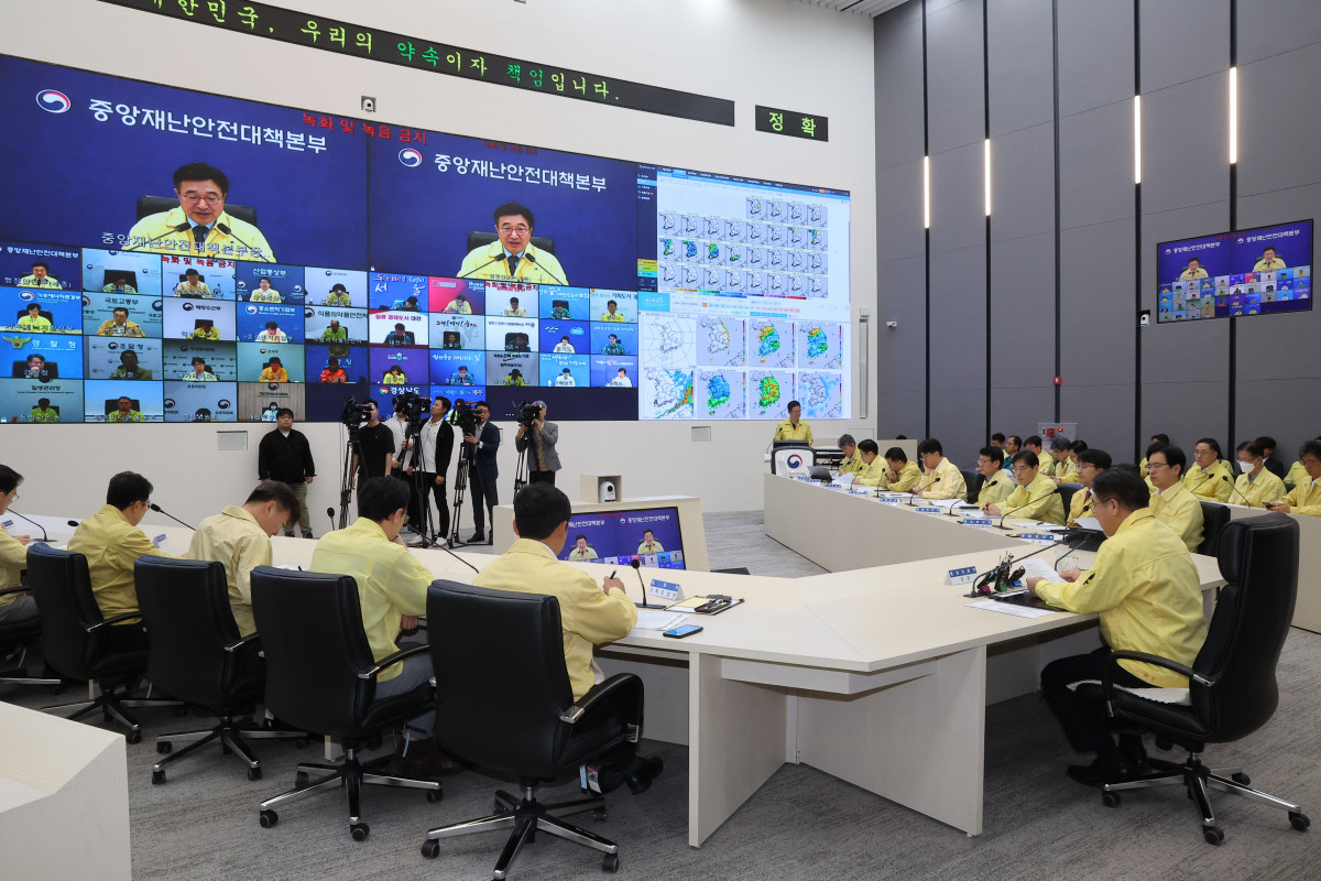 ▲윤호중 행정안전부 장관이 16일 정부세종청사 중앙재난안전상황실에서 열린 국가정보자원관리원 행정정보시스템 화재 관련 중대본 12차 회의를 주재하고 있다. (연합뉴스)