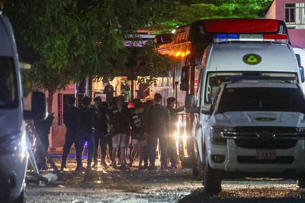 ▲캄보디아 온라인 사기에 가담해 구금된 한국인들이 17일(현지시간) 캄보디아 프놈펜에 위치한 이민청에서 한국 송환 전세기 탑승을 위해 테초국제공항으로 이동하는 버스에 오르고 있다. (연합뉴스)