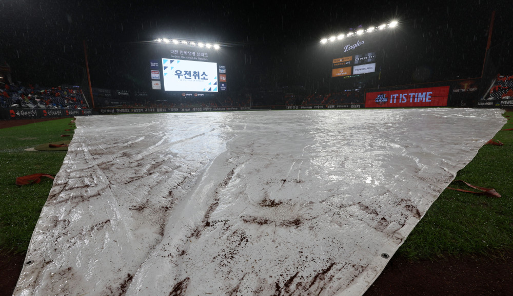 ▲삼성 라이온즈와 한화 이글스의 플레이오프(PO) 1차전이 열릴 예정이던 17일 대전한화생명볼파크에 비가 내리고 있다. 이날 경기는 우천 취소됐다.  (연합뉴스)