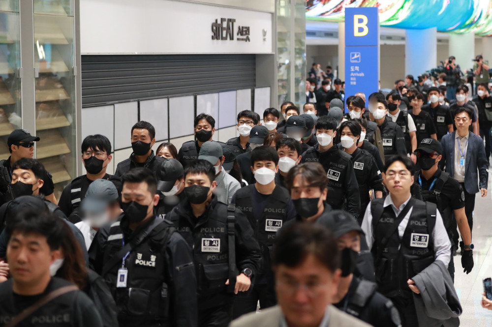 ▲캄보디아 온라인 사기에 가담해 구금된 한국인들이 18일 오전 인천국제공항 제2터미널을 통해 송환되고 있다. 이날 송환에는 경찰 호송조 190여명이 투입됐다. (연합뉴스)