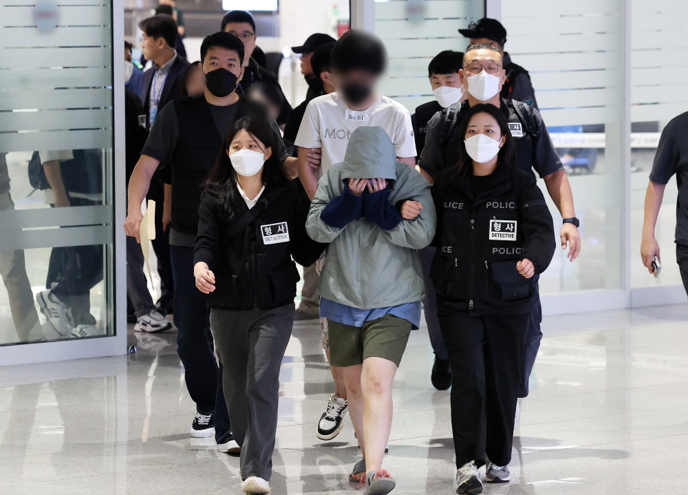 ▲캄보디아 온라인 사기에 가담해 구금된 한국인들이 18일 오전 인천국제공항 제2터미널을 통해 송환되고 있다. 이날 송환에는 경찰 호송조 190여명이 투입됐다. (연합뉴스)