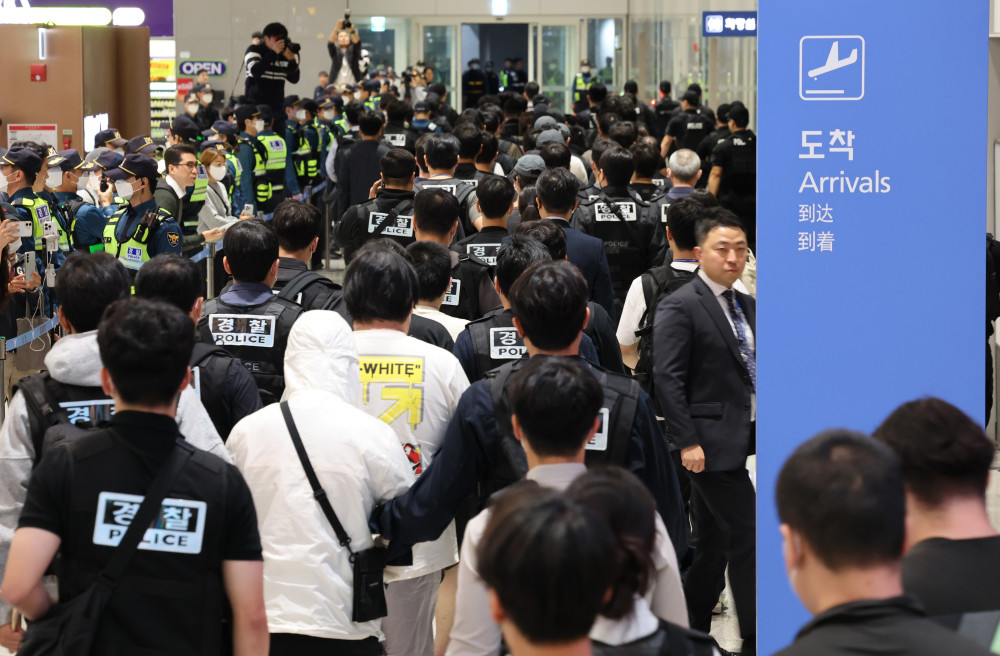▲캄보디아 온라인 사기에 가담해 구금된 한국인들이 18일 오전 인천국제공항 제2터미널을 통해 송환되고 있다. 이날 송환에는 경찰 호송조 190여명이 투입됐다. (연합뉴스)