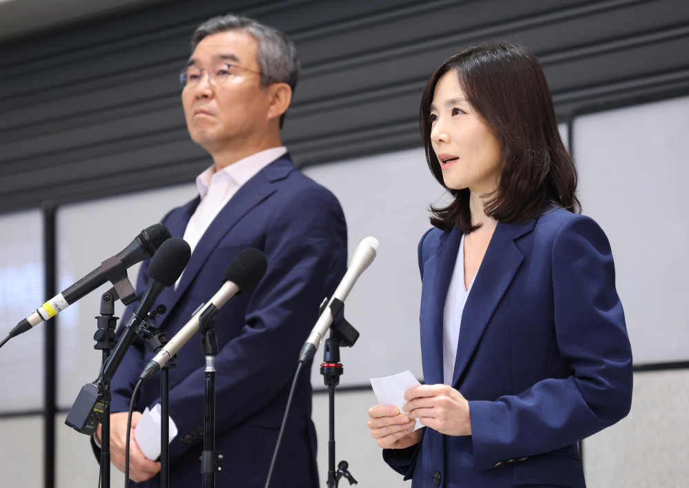 ▲캄보디아로 파견된 정부 합동대응팀 단장인 김진아 외교부 2차관(오른쪽)과 박성주 경찰청 국가수사본부장이 18일 인천국제공항 제2터미널로 귀국해 기자회견을 진행하고 있다. (연합뉴스)