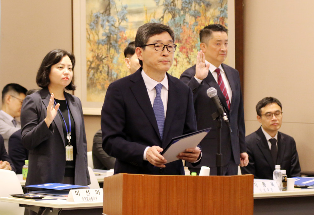 ▲이혁 주일 한국대사가 18일 일본 도쿄 주일 한국대사관에서 열린 국회 외교통일위원회 국정감사에서 선서하고 있다.  (연합뉴스)