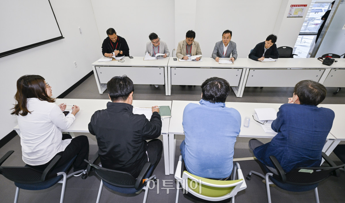 ▲2025 대한민국 스마트 EV 대상 실차 시승평가가 열린 18일 경기 화성 한국교통안전공단 자동차안전연구원에서 심사위원단이 평가를 하고 있다. 이투데이가 주최하는 이번 행사는 국산차 및 수입차 업계에서 선보인 순수 전기차를 대상으로 관련 학계의 석학들이 평가항목에 따라 경쟁력을 갖춘 전기차를 선정해 시상하는 자리다. 조현호 기자 hyunho@