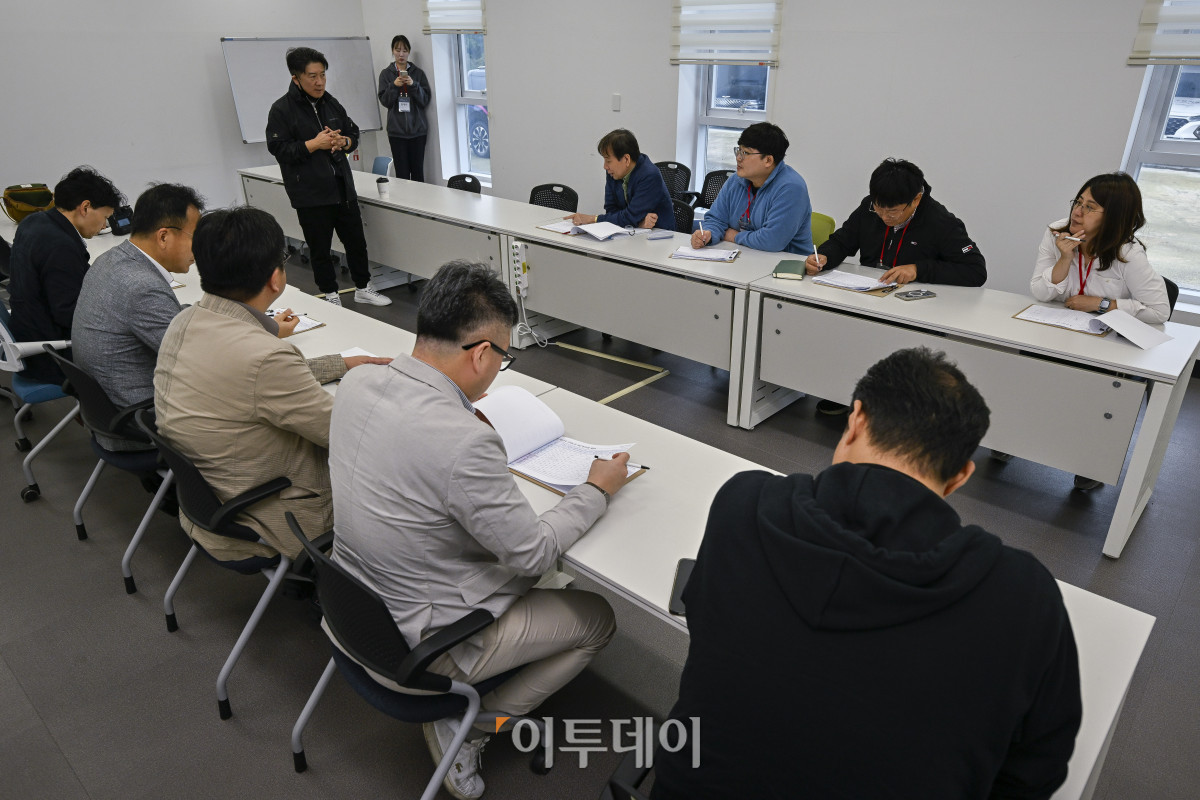 ▲2025 대한민국 스마트 EV 대상 실차 시승평가가 열린 18일 경기 화성 한국교통안전공단 자동차안전연구원에서 심사위원단이 평가를 하고 있다. 이투데이가 주최하는 이번 행사는 국산차 및 수입차 업계에서 선보인 순수 전기차를 대상으로 관련 학계의 석학들이 평가항목에 따라 경쟁력을 갖춘 전기차를 선정해 시상하는 자리다. 조현호 기자 hyunho@