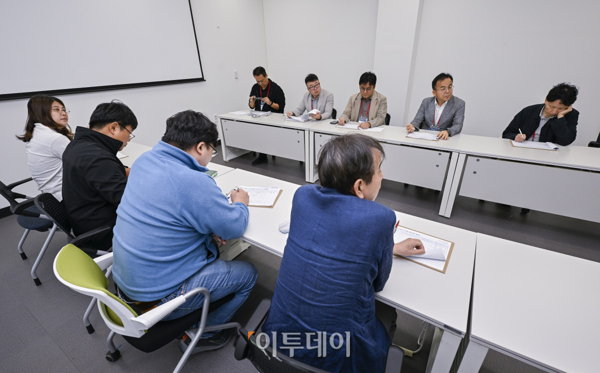 ▲2025 대한민국 스마트 EV 대상 실차 시승평가가 열린 18일 경기 화성 한국교통안전공단 자동차안전연구원에서 심사위원단이 평가를 하고 있다. 이투데이가 주최하는 이번 행사는 국산차 및 수입차 업계에서 선보인 순수 전기차를 대상으로 관련 학계의 석학들이 평가항목에 따라 경쟁력을 갖춘 전기차를 선정해 시상하는 자리다. 조현호 기자 hyunho@