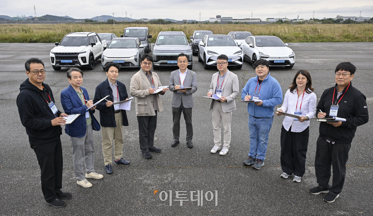 ▲2025 대한민국 스마트 EV 대상 실차 시승평가가 열린 18일 경기 화성 한국교통안전공단 자동차안전연구원에서 심사위원단이 평가에 앞서 기념촬영을 하고 있다. 이투데이가 주최하는 이번 행사는 국산차 및 수입차 업계에서 선보인 순수 전기차를 대상으로 관련 학계의 석학들이 평가항목에 따라 경쟁력을 갖춘 전기차를 선정해 시상하는 자리다. 왼쪽부터 권성진 영남대 교수, 도영민 두원공과대 자동차학과 교수. 우승훈 국민대 교수, 서정환 홍익대 교수, 손영욱 한국자동차연구원 분원장, 나용운 국립소방연구원 박사, 한국전기차사용자협회 송현주 이사,  송지은 이사,  한국진 이사. 조현호 기자 hyunho@