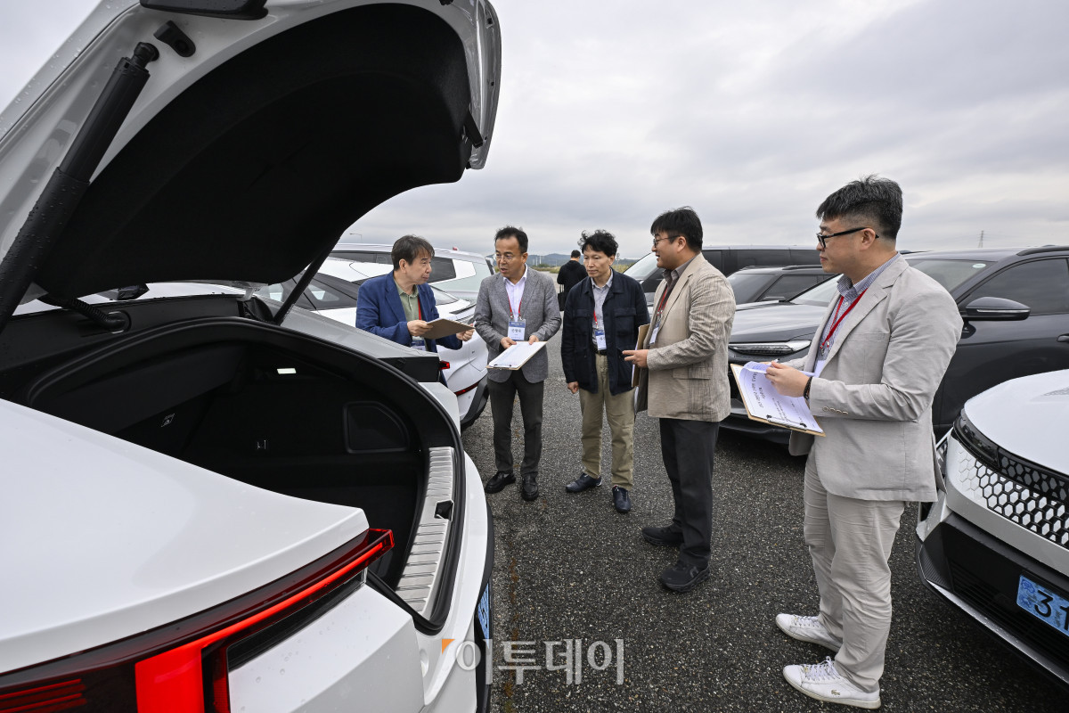▲2025 대한민국 스마트 EV 대상 실차 시승평가가 열린 18일 경기 화성 한국교통안전공단 자동차안전연구원에서 심사위원단이 평가를 하고 있다. 이투데이가 주최하는 이번 행사는 국산차 및 수입차 업계에서 선보인 순수 전기차를 대상으로 관련 학계의 석학들이 평가항목에 따라 경쟁력을 갖춘 전기차를 선정해 시상하는 자리다. 조현호 기자 hyunho@