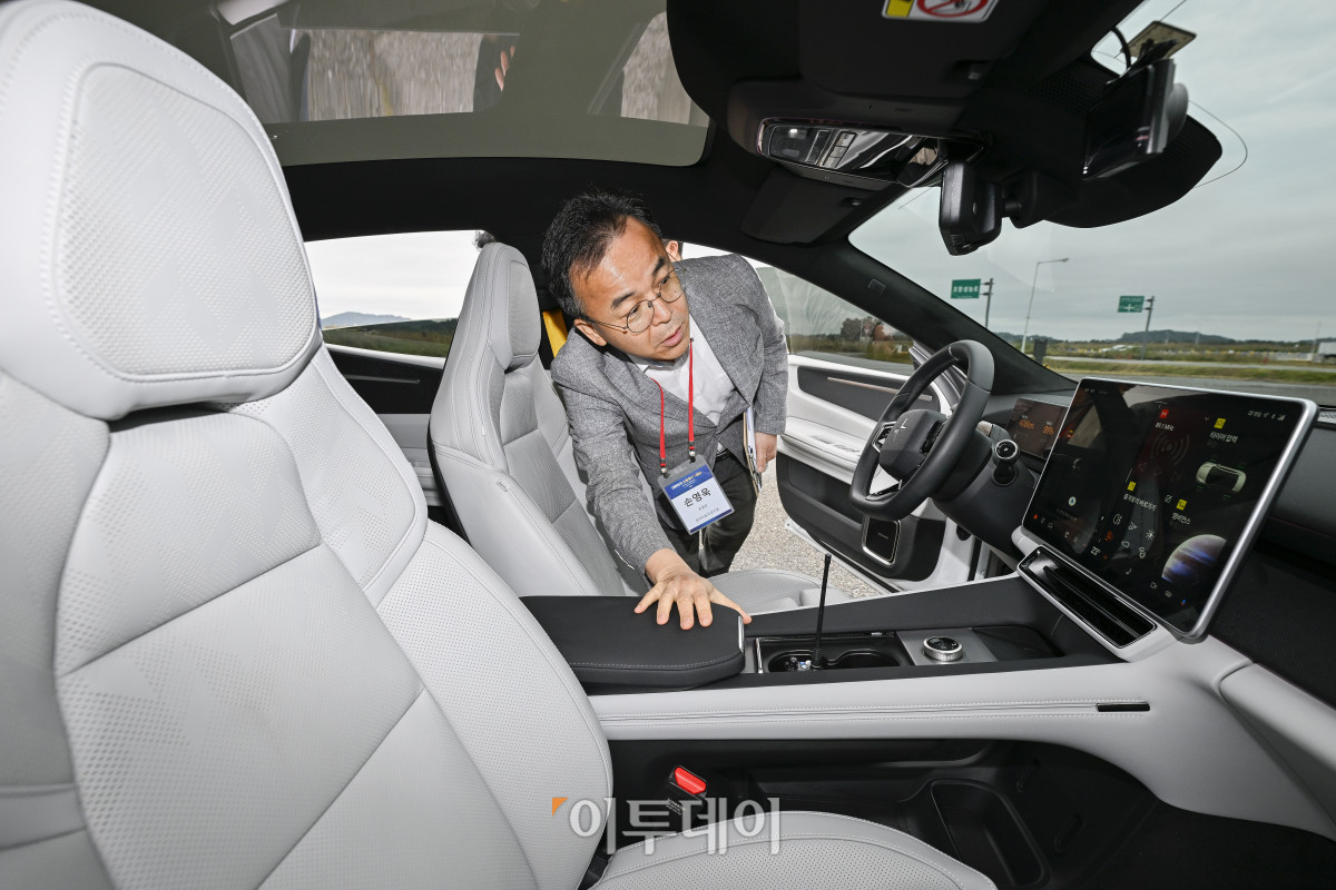 ▲심사위원장을 맡은 손영욱 한국자동차연구원 분원장이 18일 경기 화성 한국교통안전공단 자동차안전연구원에서 열린 2025 대한민국 스마트 EV 대상 실차 시승평가에서 평가를 하고 있다. 이투데이가 주최하는 이번 행사는 국산차 및 수입차 업계에서 선보인 순수 전기차를 대상으로 관련 학계의 석학들이 평가항목에 따라 경쟁력을 갖춘 전기차를 선정해 시상하는 자리다. 조현호 기자 hyunho@