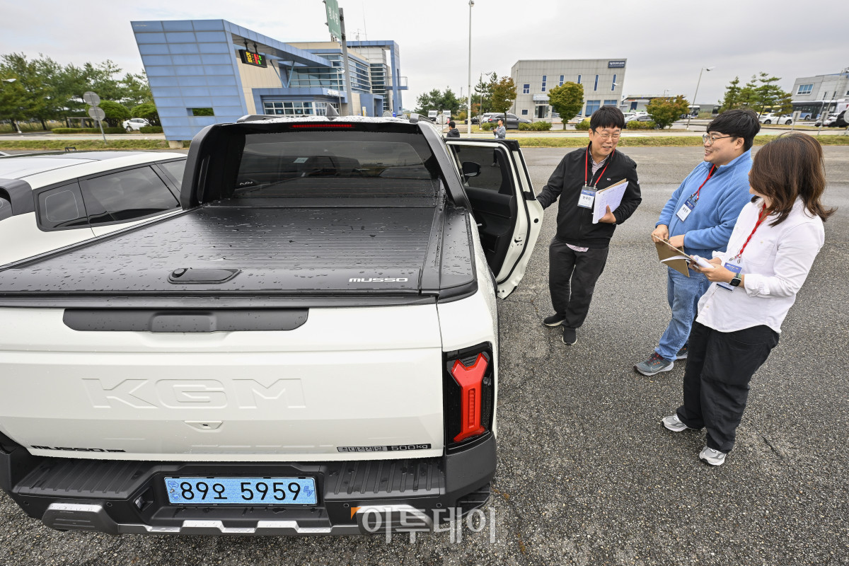 ▲2025 대한민국 스마트 EV 대상 실차 시승평가가 열린 18일 경기 화성 한국교통안전공단 자동차안전연구원에서 심사위원단이 평가를 하고 있다. 이투데이가 주최하는 이번 행사는 국산차 및 수입차 업계에서 선보인 순수 전기차를 대상으로 관련 학계의 석학들이 평가항목에 따라 경쟁력을 갖춘 전기차를 선정해 시상하는 자리다. 조현호 기자 hyunho@