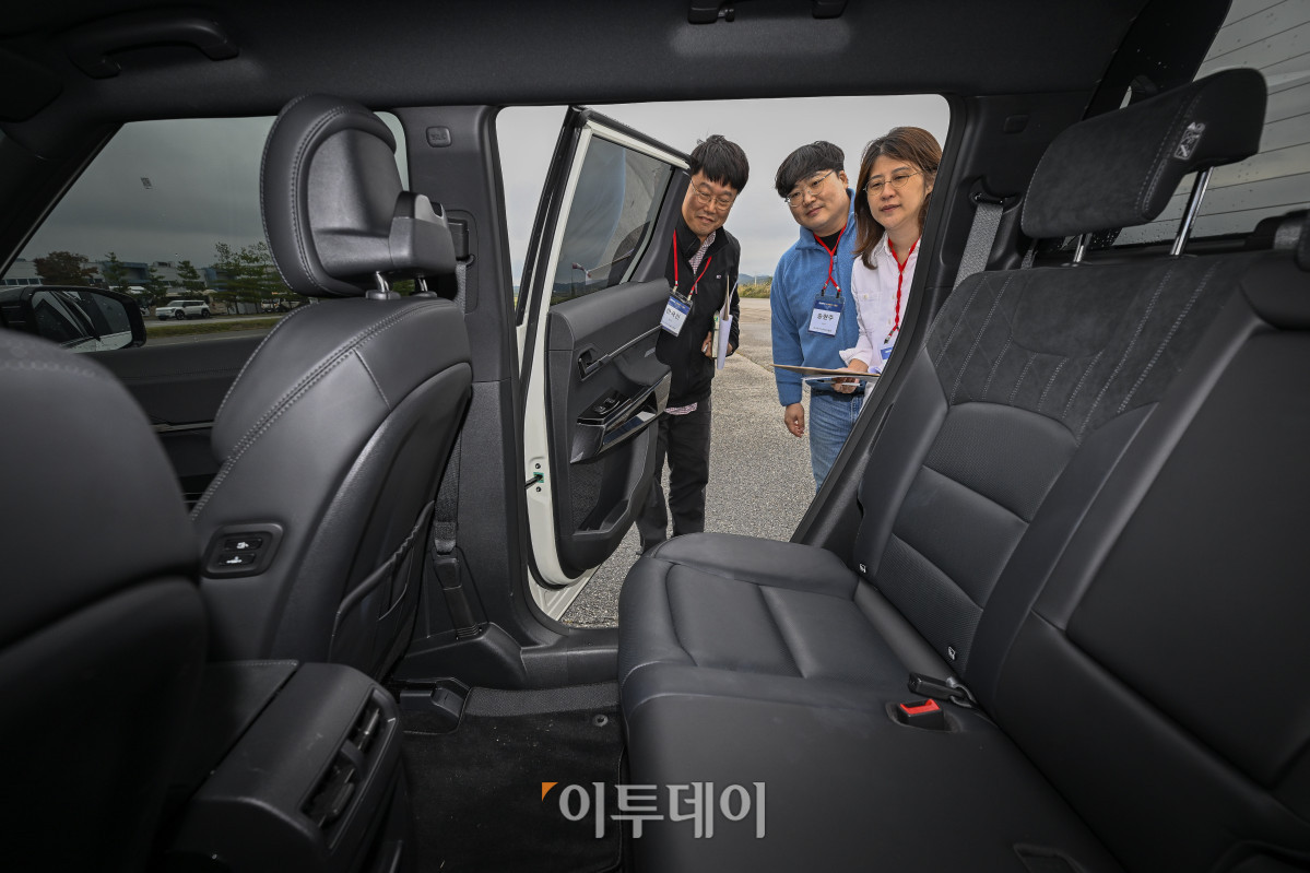 ▲2025 대한민국 스마트 EV 대상 실차 시승평가가 열린 18일 경기 화성 한국교통안전공단 자동차안전연구원에서 심사위원단이 평가를 하고 있다. 이투데이가 주최하는 이번 행사는 국산차 및 수입차 업계에서 선보인 순수 전기차를 대상으로 관련 학계의 석학들이 평가항목에 따라 경쟁력을 갖춘 전기차를 선정해 시상하는 자리다. 조현호 기자 hyunho@