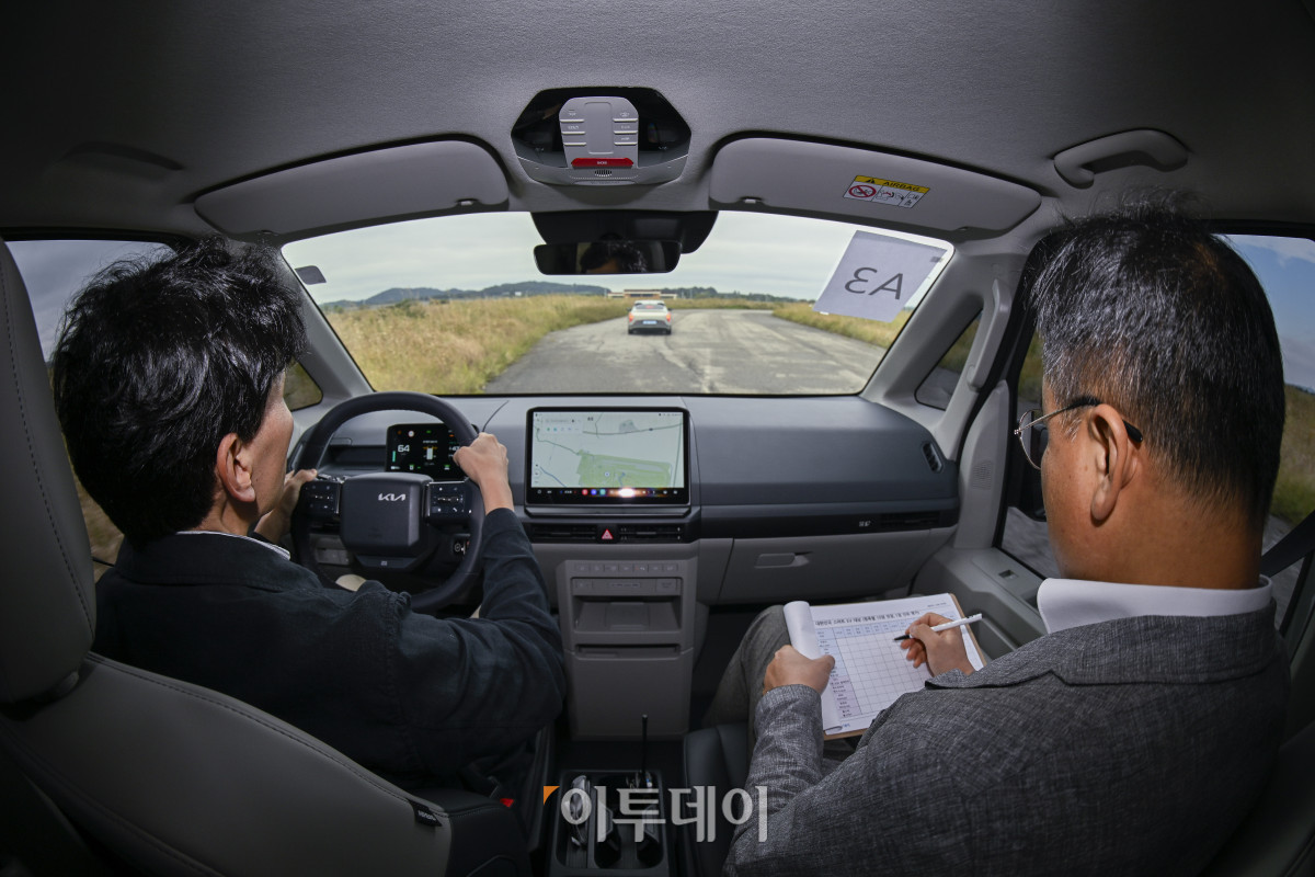 ▲2025 대한민국 스마트 EV 대상 실차 시승평가가 열린 18일 경기 화성 한국교통안전공단 자동차안전연구원에서 심사위원단이 차량 시승을 하고 있다. 이투데이가 주최하는 이번 행사는 국산차 및 수입차 업계에서 선보인 순수 전기차를 대상으로 관련 학계의 석학들이 평가항목에 따라 경쟁력을 갖춘 전기차를 선정해 시상하는 자리다. 조현호 기자 hyunho@