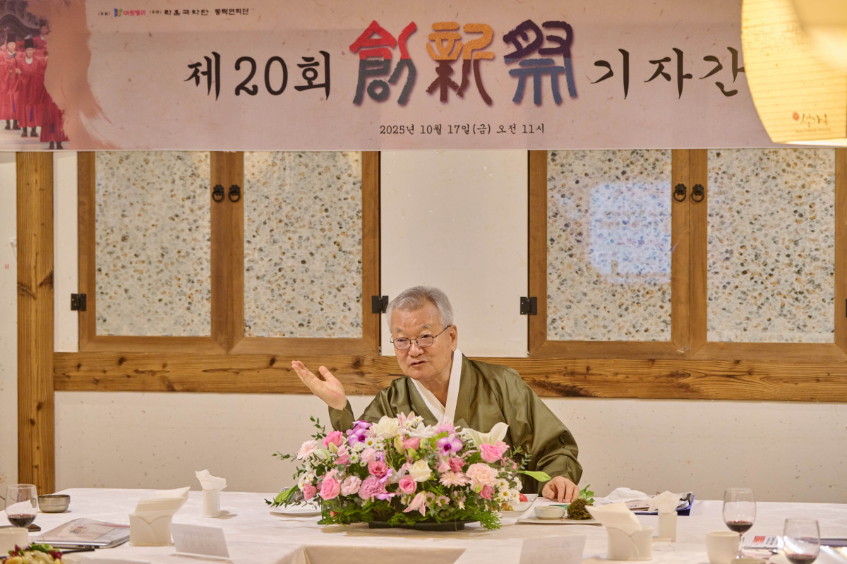 ▲윤영달 크라운해태제과 회장이 17일 오전 서울 종로구 세종문화회관에서 간담회를 열고 창신제에 대해 소개하고 있다. (사진제공=크라운해태제과)