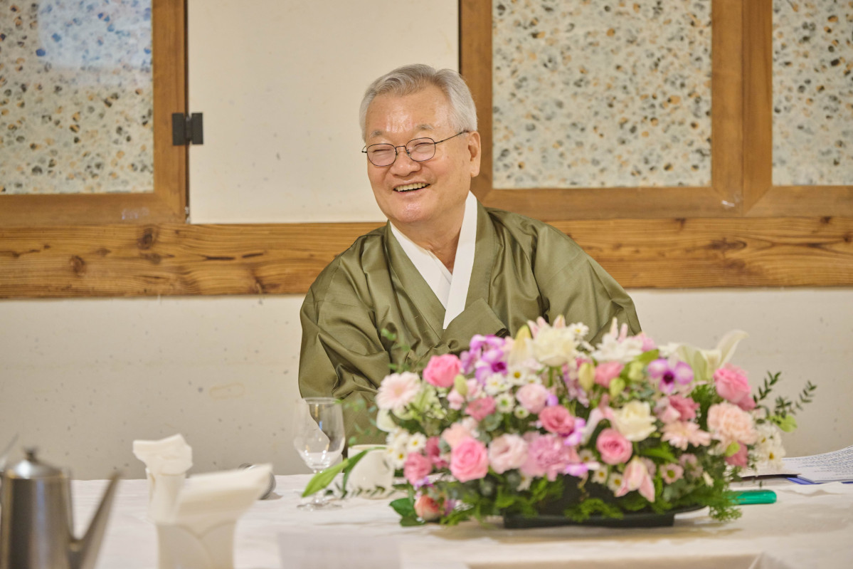 ▲윤영달 크라운해태제과 회장이 17일 오전 서울 종로구 세종문화회관에서 간담회를 열고 창신제에 대해 소개하고 있다. (사진제공=크라운해태제과)