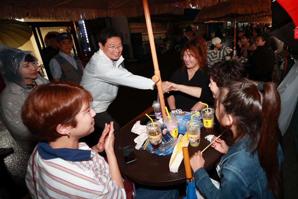 ▲이상일 용인특례시장은 17일 용인중앙시장 별빛마당 야시장에서 시장을 돌며 상인들을 격려했다 (용인특례시)