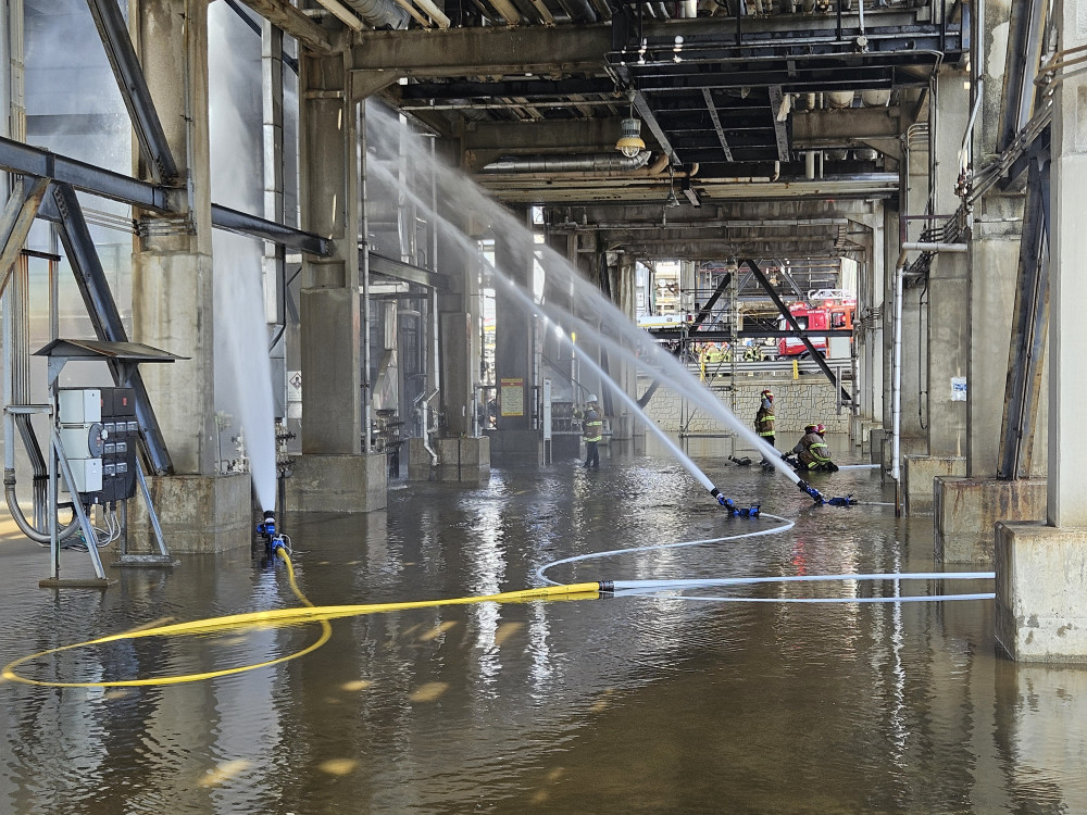 ▲17일 오전 울산시 남구 SK에너지 수소 제조 공정에 불이 나 여러 명이 다쳤다. 사진은 소방관들이 불이 난 공정에 물을 뿌려 냉각 작업을 벌이는 모습.  (사진제공=울산소방본부)