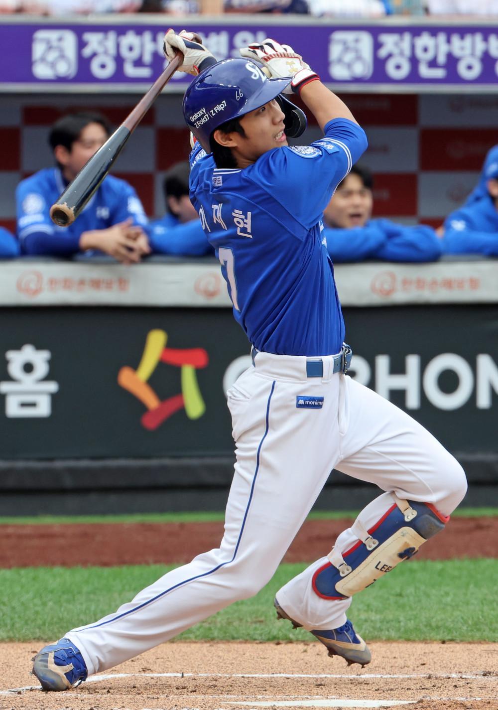 ▲18일 대전 한화생명볼파크에서 열린 2025 KBO 프로야구 포스트시즌 플레이오프 1차전 삼성 라이온즈와 한화 이글스의 경기. 2회초 무사 2, 3루 때 삼성 이재현이 2타점 2루타를 쳐내고 있다. (연합뉴스)