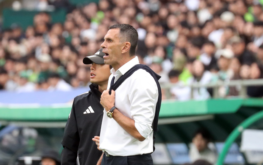 ▲18일 전북 전주월드컵경기장에서 열린 2025 하나은행 K리그1 전북 현대와 수원 FC의 경기. 전북 현대 거스 포옛 감독이 선수들에게 작전 지시를 하고 있다.  (연합뉴스)