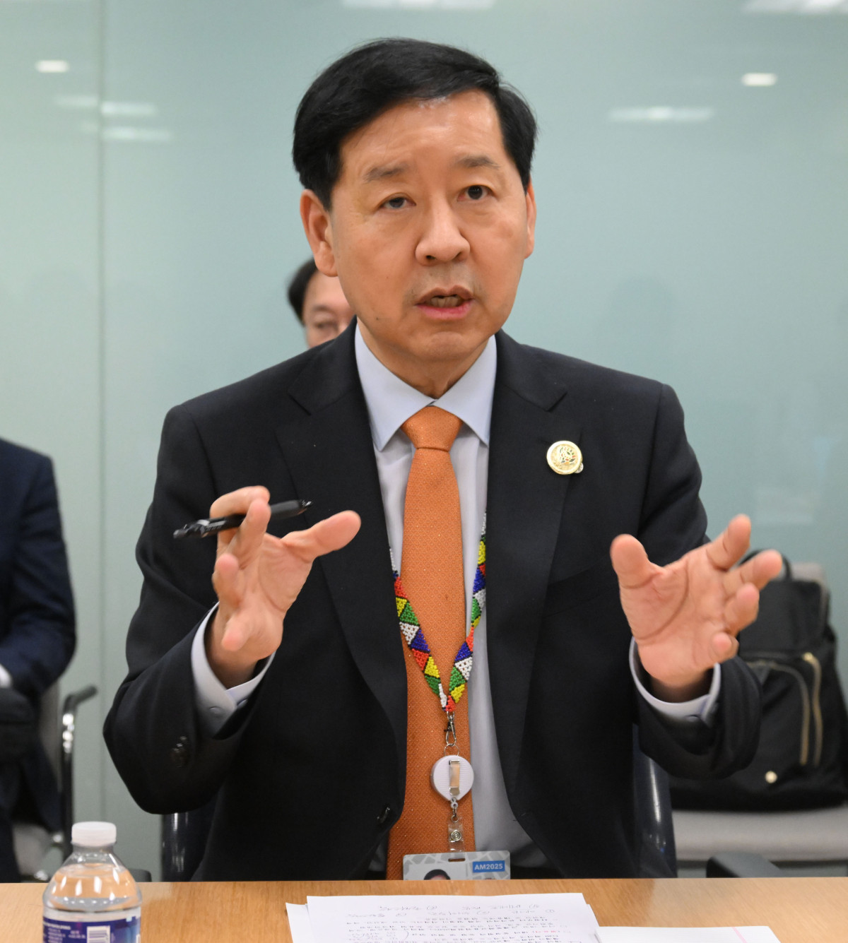 ▲주요20개국(G20) 재무장관회의와 국제통화기금 및 세계은행(IMF/WB) 연차총회 참석차 미국 워싱턴D.C.를 방문중인 구윤철 부총리 겸 기획재정부 장관이 10월 16일(현지시간) 국제통화기금(IMF)에서 동행기자단과 간담회를 하고 있다. (기획재정부)