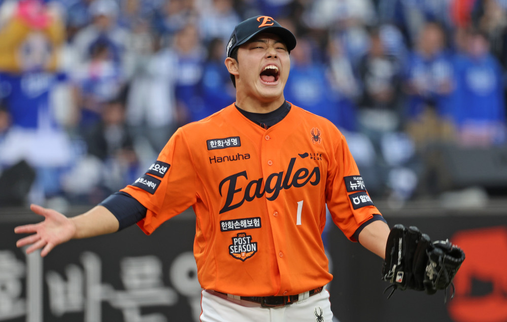 ▲18일 대전 한화생명볼파크에서 열린 2025 KBO 프로야구 포스트시즌 플레이오프 1차전 삼성 라이온즈와 한화 이글스의 경기. 7회초 수비를 마친 한화 문동주가 환호하고 있다.  (연합뉴스)