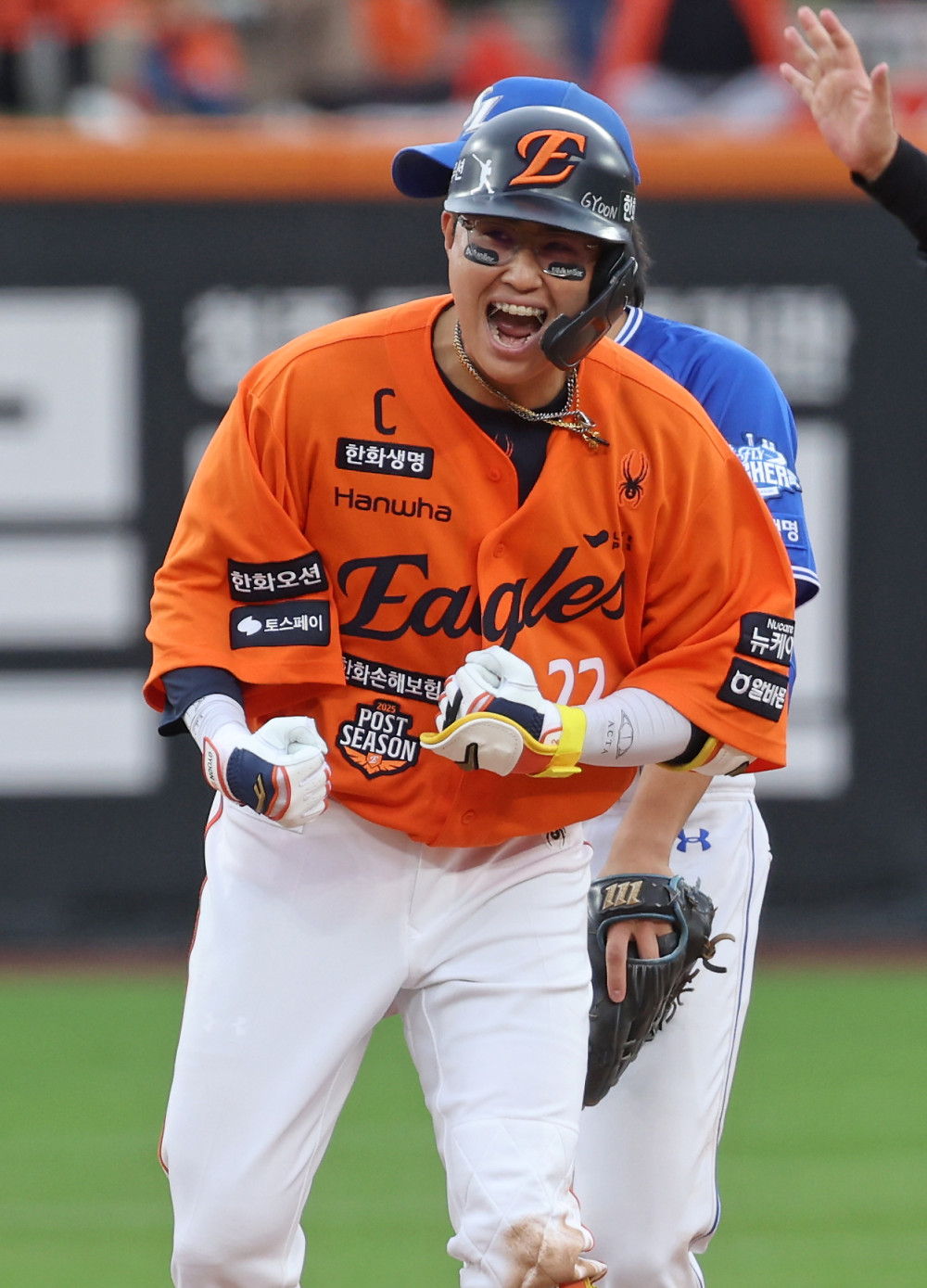 ▲18일 대전 한화생명볼파크에서 열린 2025 KBO 프로야구 포스트시즌 플레이오프 1차전 삼성 라이온즈와 한화 이글스의 경기. 6회말 2사 2, 3루 때 2타점 2루타를 쳐낸 한화 채은성이 기쁨을 표현하고 있다.  (연합뉴스)