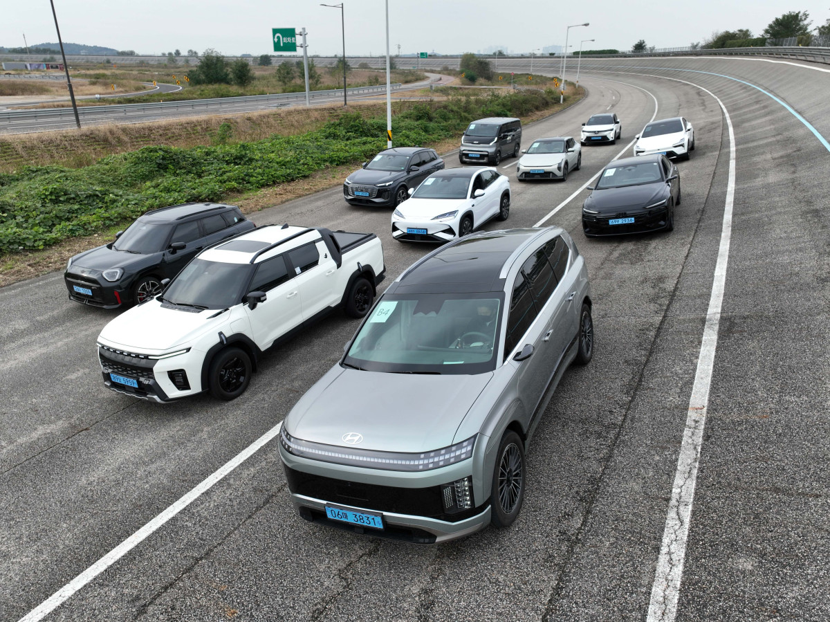 ▲이투데이가 주최하는 ‘2025 대한민국 스마트 EV 대상’ 실차 시승평가가 열린 18일 경기 화성시 한국교통안전공단 자동차안전연구원에서 심사 대상 차량들이 고속주회로에 대기하고 있다. 올해 5회째를 맞이한 대한민국 스마트 EV 대상은 국내 전기차 시장의 성장을 점검하고, 소비자와 생산자가 함께 더 나은 전기차 생태계를 만들어가기 위한 취지로 마련됐다. 국내 출시된 순수 전기차 가운데 기술성, 안전성, 사용자 만족도를 종합적으로 평가해 가장 경쟁력 있는 모델을 선정한다. 평가는 국내 자동차 공학 분야 석학들과 한국전기차사용자협의회가 참여한다. 신태현 기자 holjjak@