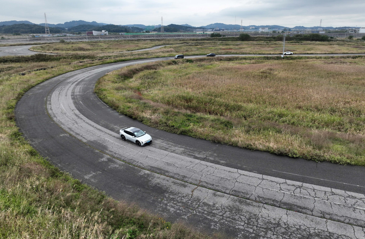 ▲이투데이가 주최하는 ‘2025 대한민국 스마트 EV 대상’ 실차 시승평가가 열린 18일 경기 화성시 한국교통안전공단 자동차안전연구원에서 심사위원단이 조향성능로 시승평가를 하고 있다. 올해 5회째를 맞이한 대한민국 스마트 EV 대상은 국내 전기차 시장의 성장을 점검하고, 소비자와 생산자가 함께 더 나은 전기차 생태계를 만들어가기 위한 취지로 마련됐다. 국내 출시된 순수 전기차 가운데 기술성, 안전성, 사용자 만족도를 종합적으로 평가해 가장 경쟁력 있는 모델을 선정한다. 평가는 국내 자동차 공학 분야 석학들과 한국전기차사용자협의회가 참여한다. 신태현 기자 holjjak@