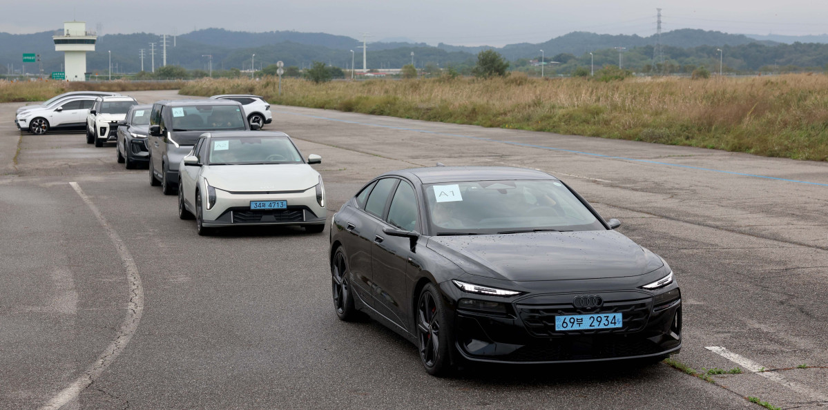 ▲이투데이가 주최하는 ‘2025 대한민국 스마트 EV 대상’ 실차 시승평가가 열린 18일 경기 화성시 한국교통안전공단 자동차안전연구원에서 심사위원단이 조향성능로 시승평가를 하고 있다. 올해 5회째를 맞이한 대한민국 스마트 EV 대상은 국내 전기차 시장의 성장을 점검하고, 소비자와 생산자가 함께 더 나은 전기차 생태계를 만들어가기 위한 취지로 마련됐다. 국내 출시된 순수 전기차 가운데 기술성, 안전성, 사용자 만족도를 종합적으로 평가해 가장 경쟁력 있는 모델을 선정한다. 평가는 국내 자동차 공학 분야 석학들과 한국전기차사용자협의회가 참여한다. 신태현 기자 holjjak@