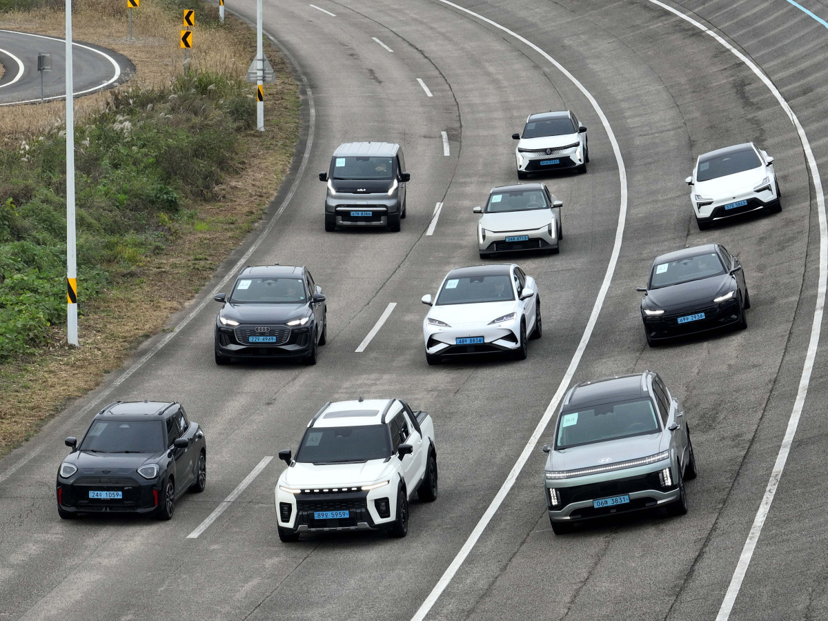 ▲이투데이가 주최하는 ‘2025 대한민국 스마트 EV 대상’ 실차 시승평가가 열린 18일 경기 화성시 한국교통안전공단 자동차안전연구원에서 심사 대상 차량들이 고속주회로에 대기하고 있다. 올해 5회째를 맞이한 대한민국 스마트 EV 대상은 국내 전기차 시장의 성장을 점검하고, 소비자와 생산자가 함께 더 나은 전기차 생태계를 만들어가기 위한 취지로 마련됐다. 국내 출시된 순수 전기차 가운데 기술성, 안전성, 사용자 만족도를 종합적으로 평가해 가장 경쟁력 있는 모델을 선정한다. 평가는 국내 자동차 공학 분야 석학들과 한국전기차사용자협의회가 참여한다. 신태현 기자 holjjak@