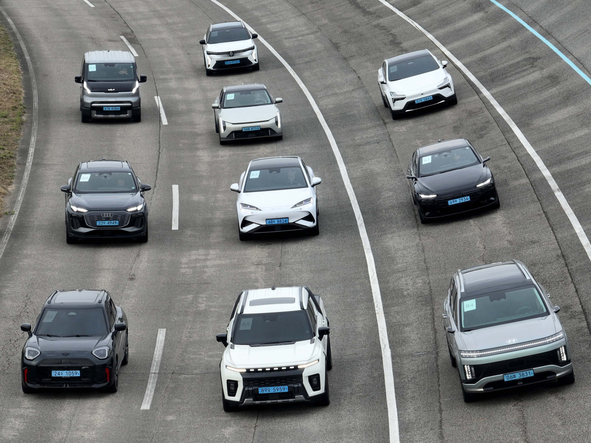 ▲이투데이가 주최하는 ‘2025 대한민국 스마트 EV 대상’ 실차 시승평가가 열린 18일 경기 화성시 한국교통안전공단 자동차안전연구원에서 심사 대상 차량들이 고속주회로에 대기하고 있다. 올해 5회째를 맞이한 대한민국 스마트 EV 대상은 국내 전기차 시장의 성장을 점검하고, 소비자와 생산자가 함께 더 나은 전기차 생태계를 만들어가기 위한 취지로 마련됐다. 국내 출시된 순수 전기차 가운데 기술성, 안전성, 사용자 만족도를 종합적으로 평가해 가장 경쟁력 있는 모델을 선정한다. 평가는 국내 자동차 공학 분야 석학들과 한국전기차사용자협의회가 참여한다. 신태현 기자 holjjak@