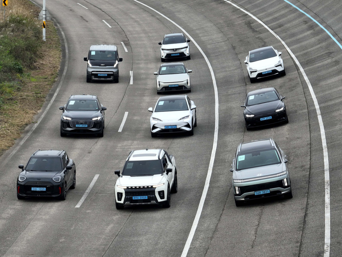 ▲이투데이가 주최하는 ‘2025 대한민국 스마트 EV 대상’ 실차 시승평가가 열린 18일 경기 화성시 한국교통안전공단 자동차안전연구원에서 심사 대상 차량들이 고속주회로에 대기하고 있다. 올해 5회째를 맞이한 대한민국 스마트 EV 대상은 국내 전기차 시장의 성장을 점검하고, 소비자와 생산자가 함께 더 나은 전기차 생태계를 만들어가기 위한 취지로 마련됐다. 국내 출시된 순수 전기차 가운데 기술성, 안전성, 사용자 만족도를 종합적으로 평가해 가장 경쟁력 있는 모델을 선정한다. 평가는 국내 자동차 공학 분야 석학들과 한국전기차사용자협의회가 참여한다. 신태현 기자 holjjak@