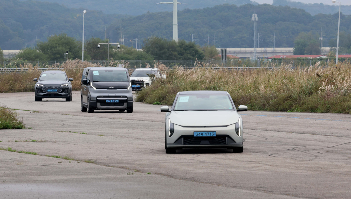 ▲이투데이가 주최하는 ‘2025 대한민국 스마트 EV 대상’ 실차 시승평가가 열린 18일 경기 화성시 한국교통안전공단 자동차안전연구원에서 심사위원단이 조향성능로 시승평가를 하고 있다. 올해 5회째를 맞이한 대한민국 스마트 EV 대상은 국내 전기차 시장의 성장을 점검하고, 소비자와 생산자가 함께 더 나은 전기차 생태계를 만들어가기 위한 취지로 마련됐다. 국내 출시된 순수 전기차 가운데 기술성, 안전성, 사용자 만족도를 종합적으로 평가해 가장 경쟁력 있는 모델을 선정한다. 평가는 국내 자동차 공학 분야 석학들과 한국전기차사용자협의회가 참여한다. 신태현 기자 holjjak@