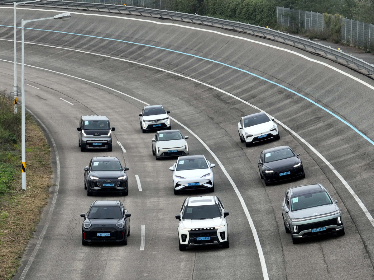 ▲이투데이가 주최하는 ‘2025 대한민국 스마트 EV 대상’ 실차 시승평가가 열린 18일 경기 화성시 한국교통안전공단 자동차안전연구원에서 심사 대상 차량들이 고속주회로에 대기하고 있다. 올해 5회째를 맞이한 대한민국 스마트 EV 대상은 국내 전기차 시장의 성장을 점검하고, 소비자와 생산자가 함께 더 나은 전기차 생태계를 만들어가기 위한 취지로 마련됐다. 국내 출시된 순수 전기차 가운데 기술성, 안전성, 사용자 만족도를 종합적으로 평가해 가장 경쟁력 있는 모델을 선정한다. 평가는 국내 자동차 공학 분야 석학들과 한국전기차사용자협의회가 참여한다. 신태현 기자 holjjak@