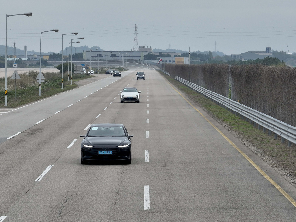 ▲이투데이가 주최하는 ‘2025 대한민국 스마트 EV 대상’ 실차 시승평가가 열린 18일 경기 화성시 한국교통안전공단 자동차안전연구원에서 심사위원단이 고속주회로 시승평가를 하고 있다. 올해 5회째를 맞이한 대한민국 스마트 EV 대상은 국내 전기차 시장의 성장을 점검하고, 소비자와 생산자가 함께 더 나은 전기차 생태계를 만들어가기 위한 취지로 마련됐다. 국내 출시된 순수 전기차 가운데 기술성, 안전성, 사용자 만족도를 종합적으로 평가해 가장 경쟁력 있는 모델을 선정한다. 평가는 국내 자동차 공학 분야 석학들과 한국전기차사용자협의회가 참여한다. 신태현 기자 holjjak@