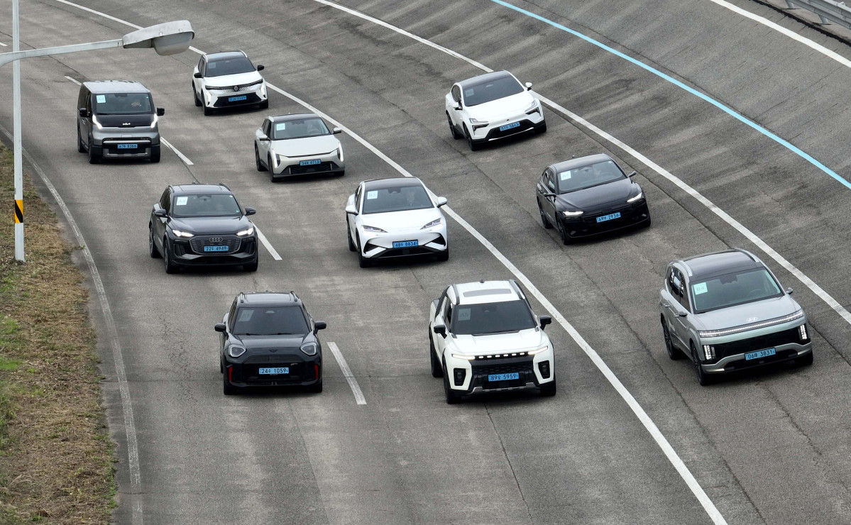 ▲이투데이가 주최하는 ‘2025 대한민국 스마트 EV 대상’ 실차 시승평가가 열린 18일 경기 화성시 한국교통안전공단 자동차안전연구원에서 심사 대상 차량들이 고속주회로에 대기하고 있다. 올해 5회째를 맞이한 대한민국 스마트 EV 대상은 국내 전기차 시장의 성장을 점검하고, 소비자와 생산자가 함께 더 나은 전기차 생태계를 만들어가기 위한 취지로 마련됐다. 국내 출시된 순수 전기차 가운데 기술성, 안전성, 사용자 만족도를 종합적으로 평가해 가장 경쟁력 있는 모델을 선정한다. 평가는 국내 자동차 공학 분야 석학들과 한국전기차사용자협의회가 참여한다. 신태현 기자 holjjak@