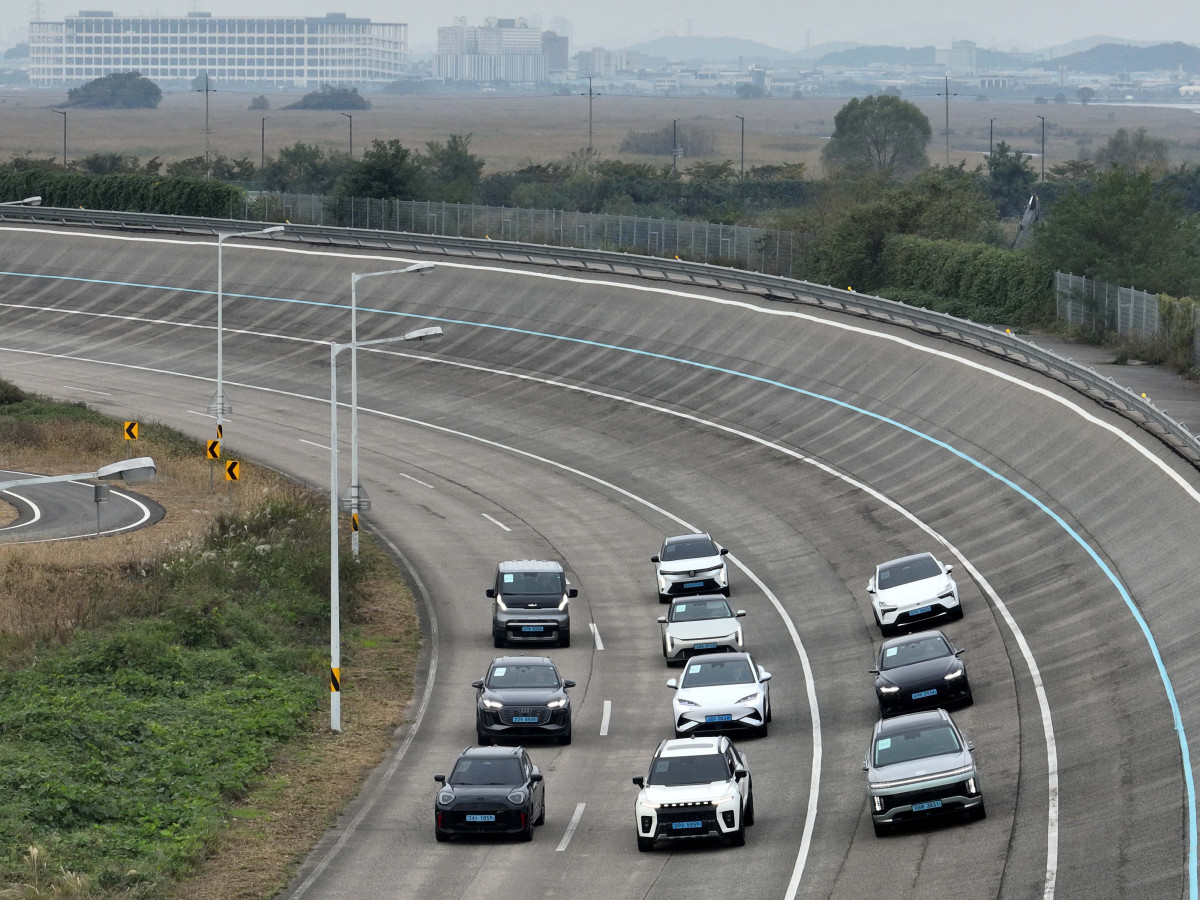 ▲이투데이가 주최하는 ‘2025 대한민국 스마트 EV 대상’ 실차 시승평가가 열린 18일 경기 화성시 한국교통안전공단 자동차안전연구원에서 심사 대상 차량들이 고속주회로에 대기하고 있다. 올해 5회째를 맞이한 대한민국 스마트 EV 대상은 국내 전기차 시장의 성장을 점검하고, 소비자와 생산자가 함께 더 나은 전기차 생태계를 만들어가기 위한 취지로 마련됐다. 국내 출시된 순수 전기차 가운데 기술성, 안전성, 사용자 만족도를 종합적으로 평가해 가장 경쟁력 있는 모델을 선정한다. 평가는 국내 자동차 공학 분야 석학들과 한국전기차사용자협의회가 참여한다. 신태현 기자 holjjak@