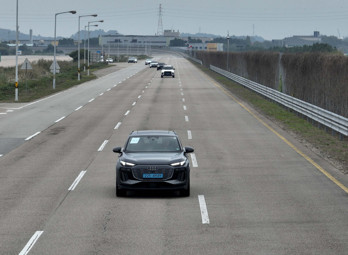 ▲이투데이가 주최하는 ‘2025 대한민국 스마트 EV 대상’ 실차 시승평가가 열린 18일 경기 화성시 한국교통안전공단 자동차안전연구원에서 심사위원단이 고속주회로 시승평가를 하고 있다. 올해 5회째를 맞이한 대한민국 스마트 EV 대상은 국내 전기차 시장의 성장을 점검하고, 소비자와 생산자가 함께 더 나은 전기차 생태계를 만들어가기 위한 취지로 마련됐다. 국내 출시된 순수 전기차 가운데 기술성, 안전성, 사용자 만족도를 종합적으로 평가해 가장 경쟁력 있는 모델을 선정한다. 평가는 국내 자동차 공학 분야 석학들과 한국전기차사용자협의회가 참여한다. 신태현 기자 holjjak@