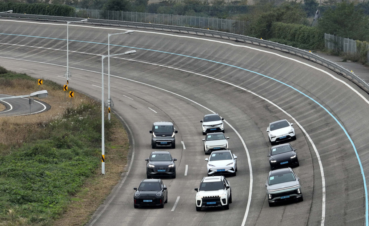 ▲이투데이가 주최하는 ‘2025 대한민국 스마트 EV 대상’ 실차 시승평가가 열린 18일 경기 화성시 한국교통안전공단 자동차안전연구원에서 심사 대상 차량들이 고속주회로에 대기하고 있다. 올해 5회째를 맞이한 대한민국 스마트 EV 대상은 국내 전기차 시장의 성장을 점검하고, 소비자와 생산자가 함께 더 나은 전기차 생태계를 만들어가기 위한 취지로 마련됐다. 국내 출시된 순수 전기차 가운데 기술성, 안전성, 사용자 만족도를 종합적으로 평가해 가장 경쟁력 있는 모델을 선정한다. 평가는 국내 자동차 공학 분야 석학들과 한국전기차사용자협의회가 참여한다. 신태현 기자 holjjak@