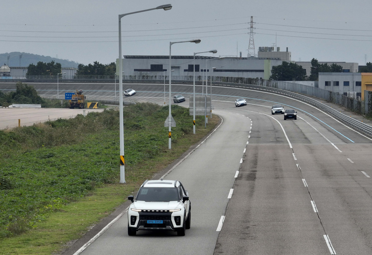 ▲이투데이가 주최하는 ‘2025 대한민국 스마트 EV 대상’ 실차 시승평가가 열린 18일 경기 화성시 한국교통안전공단 자동차안전연구원에서 심사위원단이 고속주회로 시승평가를 하고 있다. 올해 5회째를 맞이한 대한민국 스마트 EV 대상은 국내 전기차 시장의 성장을 점검하고, 소비자와 생산자가 함께 더 나은 전기차 생태계를 만들어가기 위한 취지로 마련됐다. 국내 출시된 순수 전기차 가운데 기술성, 안전성, 사용자 만족도를 종합적으로 평가해 가장 경쟁력 있는 모델을 선정한다. 평가는 국내 자동차 공학 분야 석학들과 한국전기차사용자협의회가 참여한다. 신태현 기자 holjjak@