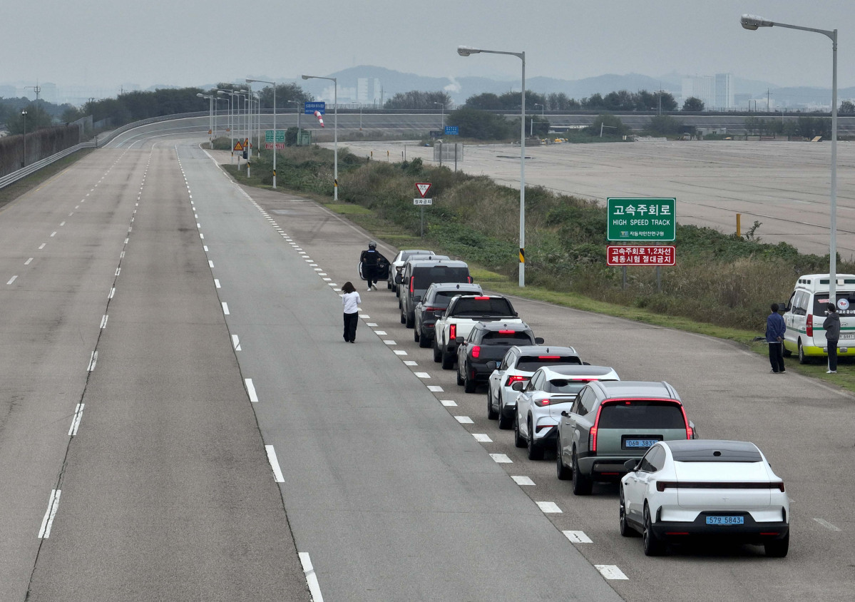 ▲이투데이가 주최하는 ‘2025 대한민국 스마트 EV 대상’ 실차 시승평가가 열린 18일 경기 화성시 한국교통안전공단 자동차안전연구원에서 심사위원단이 고속주회로 시승평가를 하고 있다. 올해 5회째를 맞이한 대한민국 스마트 EV 대상은 국내 전기차 시장의 성장을 점검하고, 소비자와 생산자가 함께 더 나은 전기차 생태계를 만들어가기 위한 취지로 마련됐다. 국내 출시된 순수 전기차 가운데 기술성, 안전성, 사용자 만족도를 종합적으로 평가해 가장 경쟁력 있는 모델을 선정한다. 평가는 국내 자동차 공학 분야 석학들과 한국전기차사용자협의회가 참여한다. 신태현 기자 holjjak@