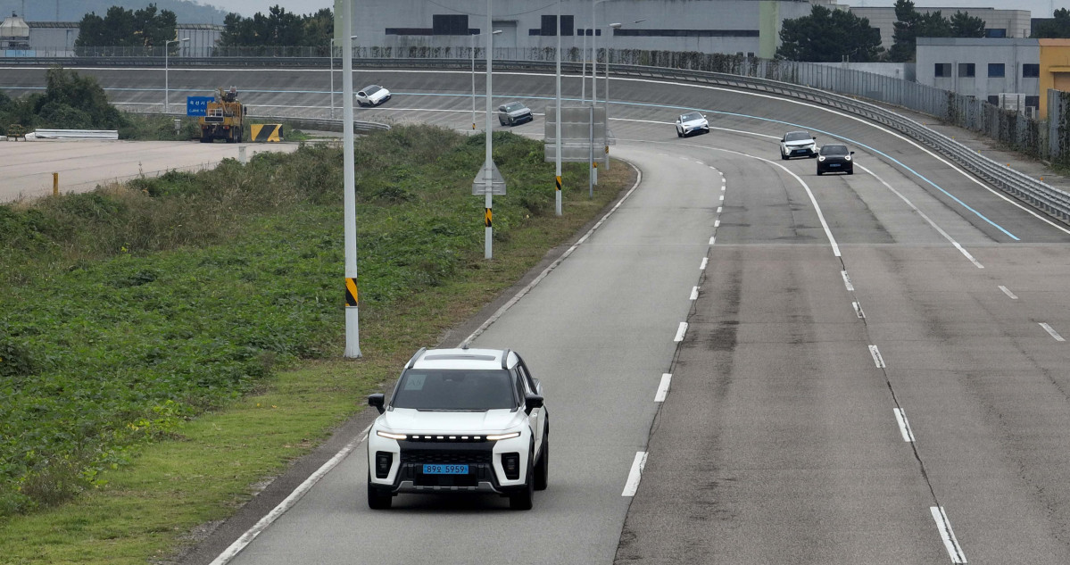 ▲이투데이가 주최하는 ‘2025 대한민국 스마트 EV 대상’ 실차 시승평가가 열린 18일 경기 화성시 한국교통안전공단 자동차안전연구원에서 심사위원단이 고속주회로 시승평가를 하고 있다. 올해 5회째를 맞이한 대한민국 스마트 EV 대상은 국내 전기차 시장의 성장을 점검하고, 소비자와 생산자가 함께 더 나은 전기차 생태계를 만들어가기 위한 취지로 마련됐다. 국내 출시된 순수 전기차 가운데 기술성, 안전성, 사용자 만족도를 종합적으로 평가해 가장 경쟁력 있는 모델을 선정한다. 평가는 국내 자동차 공학 분야 석학들과 한국전기차사용자협의회가 참여한다. 신태현 기자 holjjak@