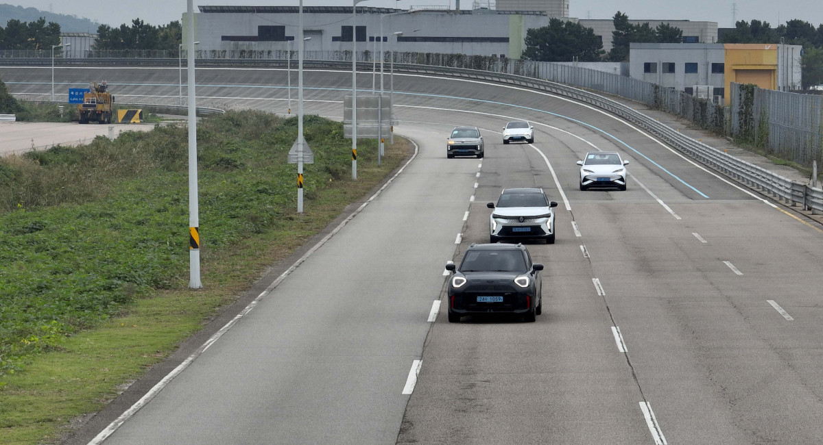 ▲이투데이가 주최하는 ‘2025 대한민국 스마트 EV 대상’ 실차 시승평가가 열린 18일 경기 화성시 한국교통안전공단 자동차안전연구원에서 심사위원단이 고속주회로 시승평가를 하고 있다. 올해 5회째를 맞이한 대한민국 스마트 EV 대상은 국내 전기차 시장의 성장을 점검하고, 소비자와 생산자가 함께 더 나은 전기차 생태계를 만들어가기 위한 취지로 마련됐다. 국내 출시된 순수 전기차 가운데 기술성, 안전성, 사용자 만족도를 종합적으로 평가해 가장 경쟁력 있는 모델을 선정한다. 평가는 국내 자동차 공학 분야 석학들과 한국전기차사용자협의회가 참여한다. 신태현 기자 holjjak@