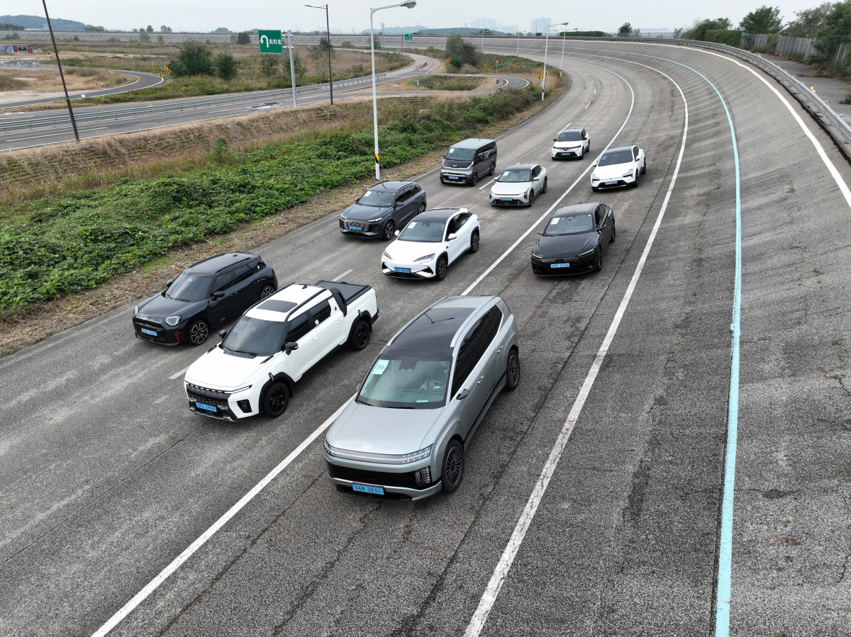 ▲이투데이가 주최하는 ‘2025 대한민국 스마트 EV 대상’ 실차 시승평가가 열린 18일 경기 화성시 한국교통안전공단 자동차안전연구원에서 심사 대상 차량들이 고속주회로에 대기하고 있다. 올해 5회째를 맞이한 대한민국 스마트 EV 대상은 국내 전기차 시장의 성장을 점검하고, 소비자와 생산자가 함께 더 나은 전기차 생태계를 만들어가기 위한 취지로 마련됐다. 국내 출시된 순수 전기차 가운데 기술성, 안전성, 사용자 만족도를 종합적으로 평가해 가장 경쟁력 있는 모델을 선정한다. 평가는 국내 자동차 공학 분야 석학들과 한국전기차사용자협의회가 참여한다. 신태현 기자 holjjak@