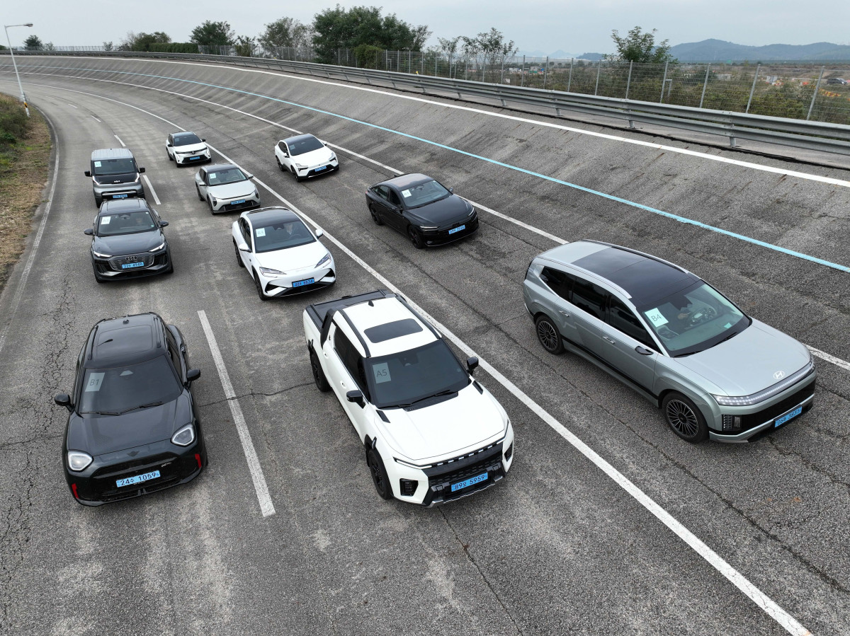 ▲이투데이가 주최하는 ‘2025 대한민국 스마트 EV 대상’ 실차 시승평가가 열린 18일 경기 화성시 한국교통안전공단 자동차안전연구원에서 심사 대상 차량들이 고속주회로에 대기하고 있다. 올해 5회째를 맞이한 대한민국 스마트 EV 대상은 국내 전기차 시장의 성장을 점검하고, 소비자와 생산자가 함께 더 나은 전기차 생태계를 만들어가기 위한 취지로 마련됐다. 국내 출시된 순수 전기차 가운데 기술성, 안전성, 사용자 만족도를 종합적으로 평가해 가장 경쟁력 있는 모델을 선정한다. 평가는 국내 자동차 공학 분야 석학들과 한국전기차사용자협의회가 참여한다. 신태현 기자 holjjak@