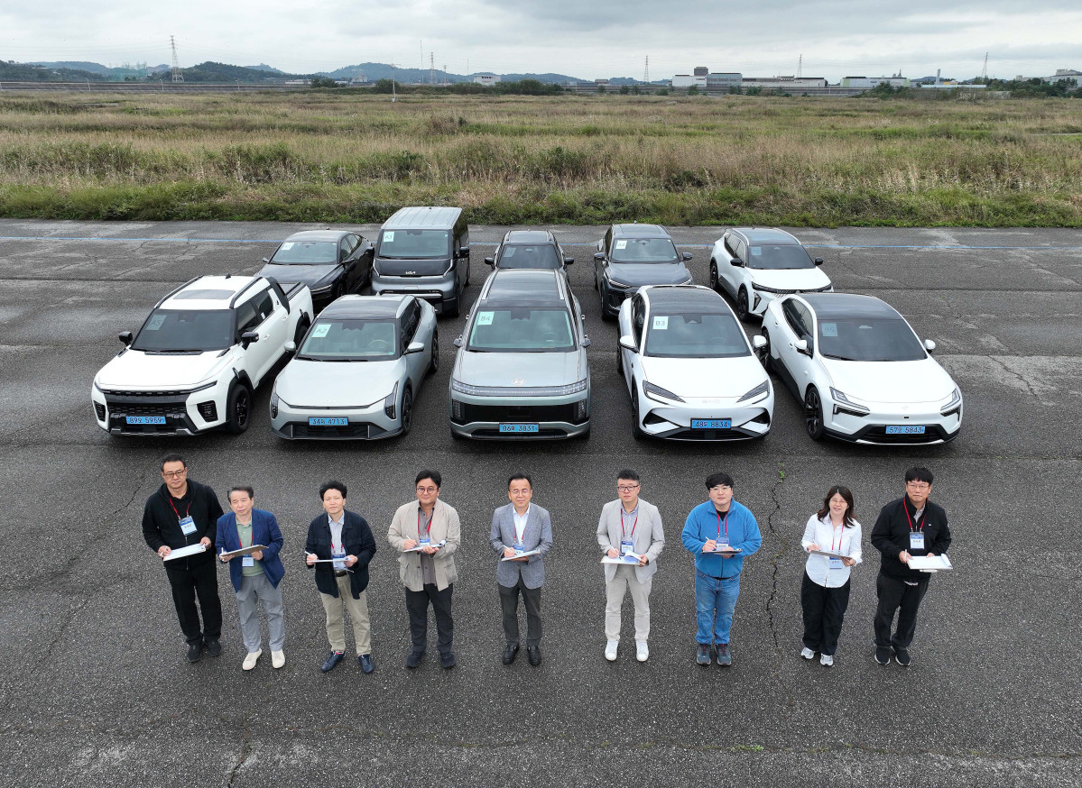 ▲이투데이가 주최하는 ‘2025 대한민국 스마트 EV 대상’ 실차 시승평가가 열린 18일 경기 화성시 한국교통안전공단 자동차안전연구원에서 심사위원단이 시승평가에 앞서 기념촬영을 하고 있다. 사진 왼쪽부터 권성진 영남대 교수, 도영민 두원공과대 자동차학과 교수. 우승훈 국민대 교수, 서정환 홍익대 교수, 손영욱 한국자동차연구원 분원장, 나용운 국립소방연구원 박사, 한국전기차사용자협회 송현주 이사, 송지은 이사, 한국진 이사. 올해 5회째를 맞이한 대한민국 스마트 EV 대상은 국내 전기차 시장의 성장을 점검하고, 소비자와 생산자가 함께 더 나은 전기차 생태계를 만들어가기 위한 취지로 마련됐다. 국내 출시된 순수 전기차 가운데 기술성, 안전성, 사용자 만족도를 종합적으로 평가해 가장 경쟁력 있는 모델을 선정한다. 평가는 국내 자동차 공학 분야 석학들과 한국전기차사용자협의회가 참여한다. 신태현 기자 holjjak@