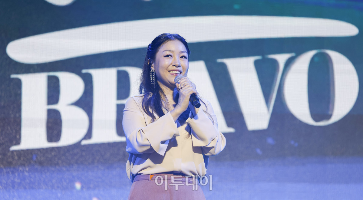 ▲18일 서울 동대문구 경희대 평화의전당에서 열린 비바 브라보 콘서트에서 가수 박정현이 공연을 펼치고 있다. 비바 브라보 콘서트는 '브라보 마이 라이프'가 브라보 컬쳐 프로젝트의 기획으로 처음 선보이는 공연으로 시니어 문화예술 시장을 겨냥한 프리미엄 공연으로 기획됐다. 브라보 컬쳐 프로젝트는 50세 이상 꽃중년 세대를 위해 기획된 프리미엄 문화 브랜드다. 이번 콘서트에는 한국 대중음악계를 대표하는 박정현, 김연우, 박기영, 이적 등 아티스트들이 출연해 각자의 히트곡과 라이브 무대를 선보였다. 조현호 기자 hyunho@